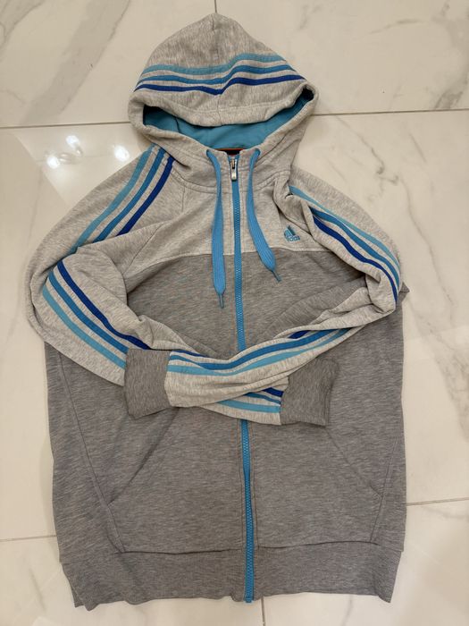 Adidas essentials суичер ленти през качулката