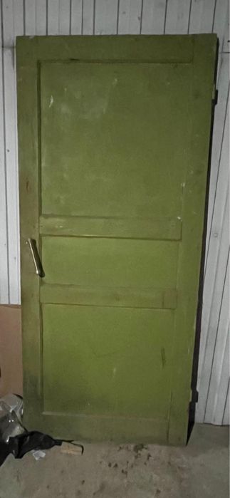 Наружная дверь (советская, очень тяжёлая, деревянная)