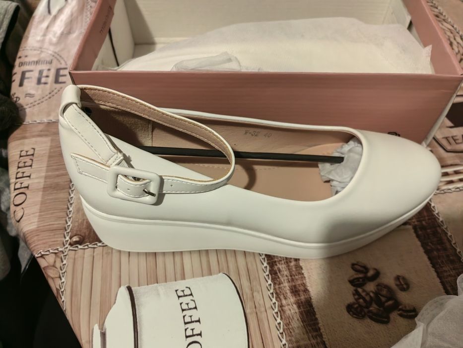 Официални бели обувки