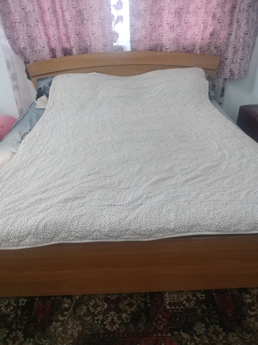 De vânzare două paturi matrimoniale.