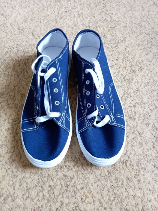 Кроссовка сатылады мужской