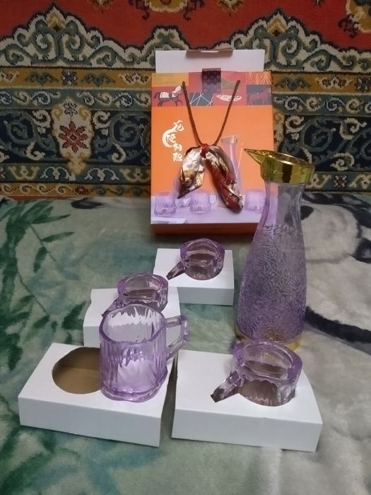 Набор для воды,в подарочной упаковке. Графин и четыре стакана. Новый.