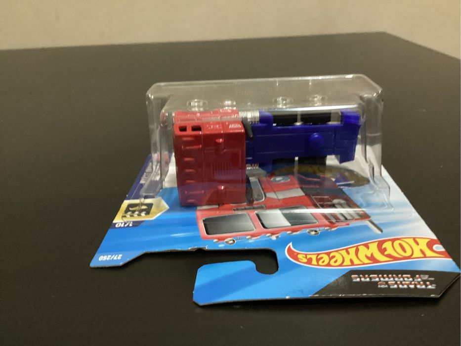 Количка Hotwheels optimus prime (trans formers )