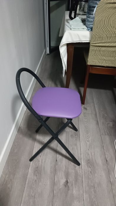 Продам детские стулья разноцветные