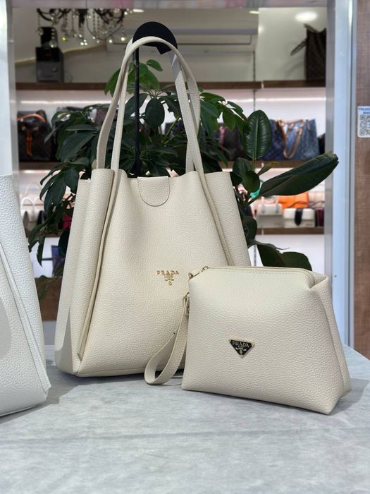 Geanta Prada noua !!! Dimensiuni 34/30 !!!