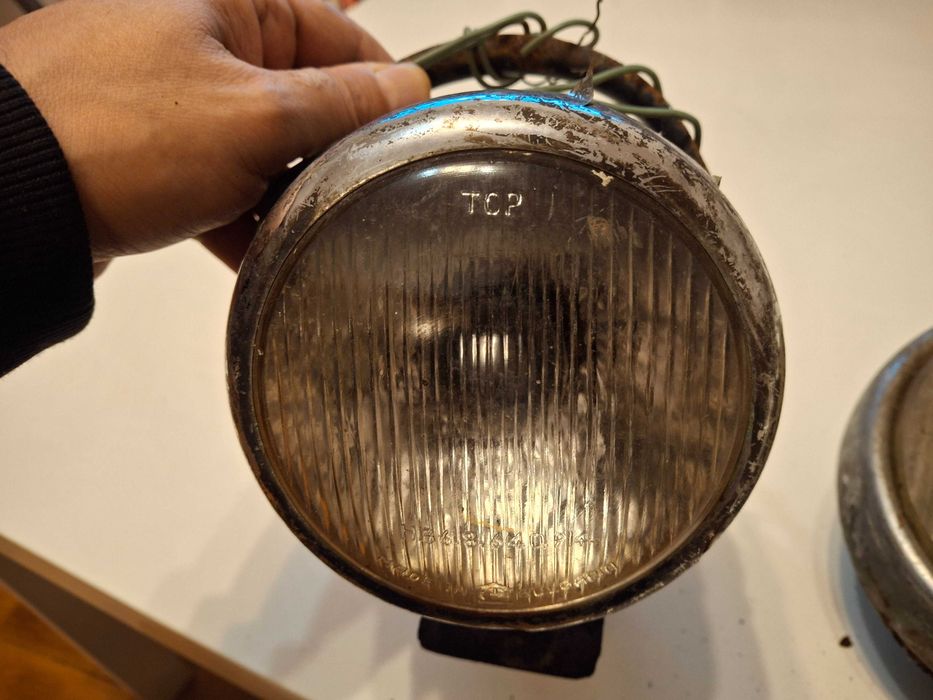 Два стари фара за ретро мотоциклет или друго превозно средство