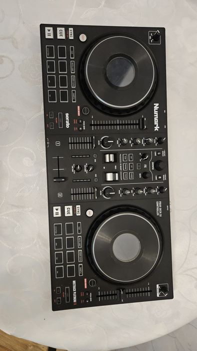 DJ контроллер Numark Mixtrack Platinum FX