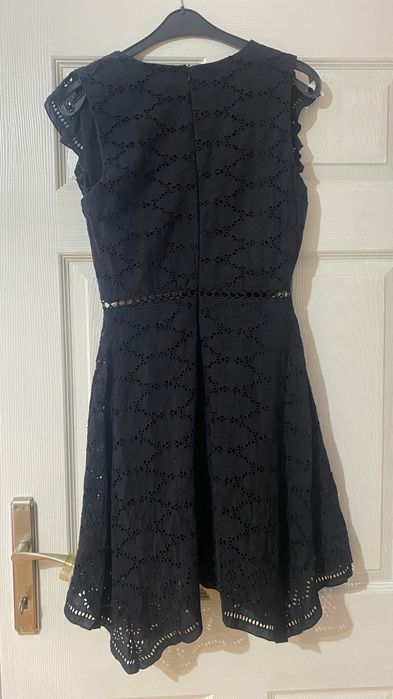 Къса черна рокля