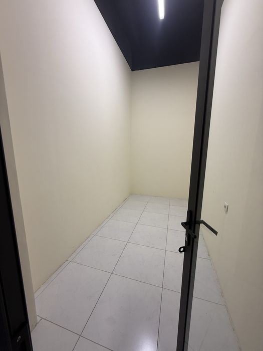 Офис ва Склад Учун Арендага Берилади.  Хамма толови ичида.