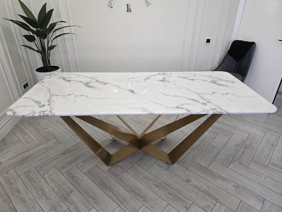 Белый мраморный стол