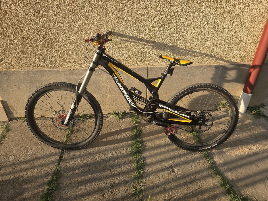 Bicicleta full suspansion