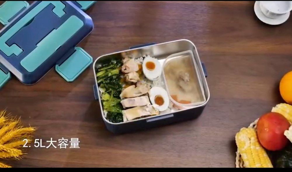 Ланч-бокс с нагревательным кабелем в комнате и машин