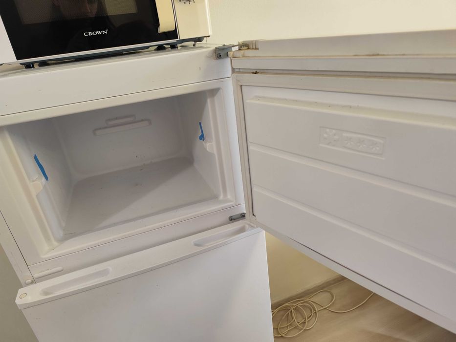 Хладилник Crown с горна камера