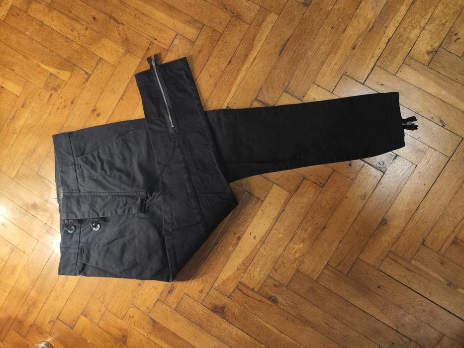 Два панталона на Pause