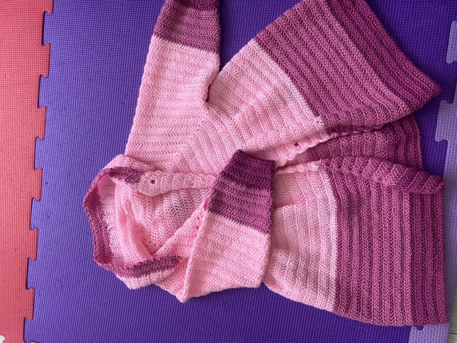 Vand set crosetat fata, aproximativ 2 ani, fusta si pulover cu gluga