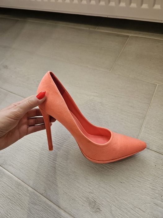 Обувки с ток цвят корал