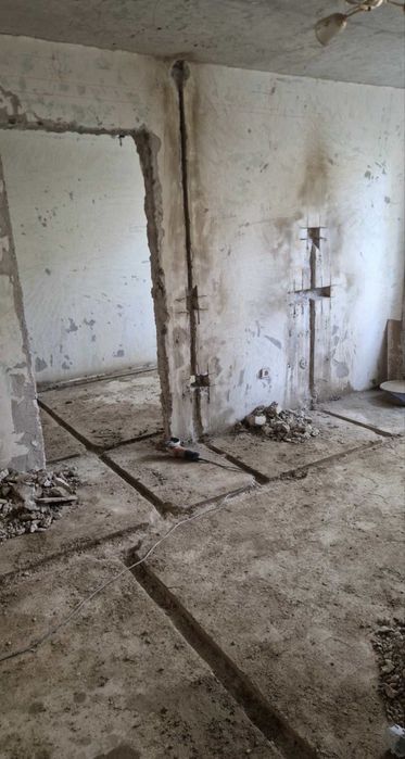 Demolari taiat spart, santuri electrice