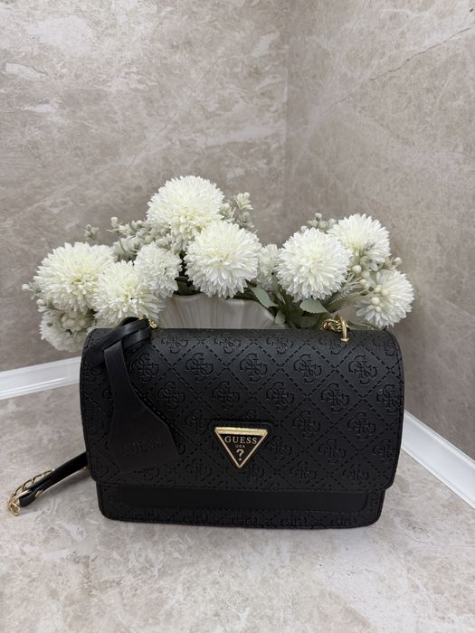 Дамска чанта на Guess