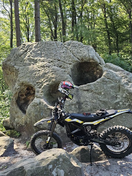 Motocicleta electrica enduro Surron Ultra Bee 2024 road legal + bonusuri, GPS si status baterie in aplicatie