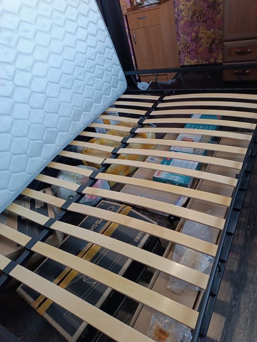 Продается кровать двухспальная с матрасом