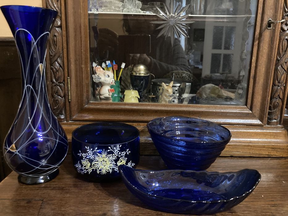Комплект от сини стъклени аксесоари