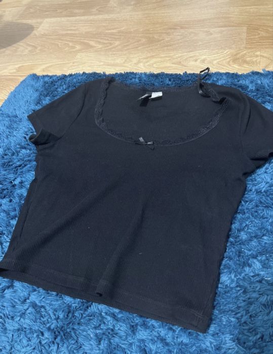 Tricou/ top negru cu maneca scurta , decolteu si dantela