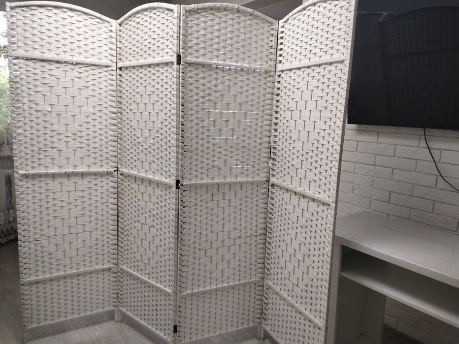 Маникюрный стол, ширма,стулия.