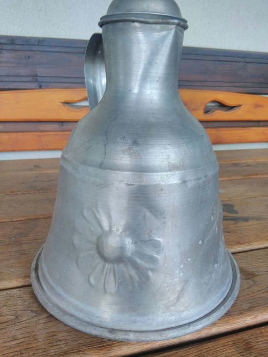 Продавам много стар Гюм за мляко ръчно декориран с флорални мотиви