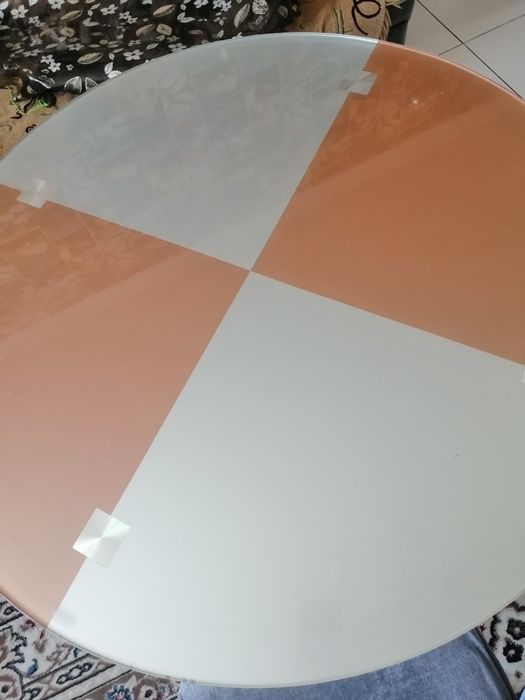 Стеклянный круглый стол