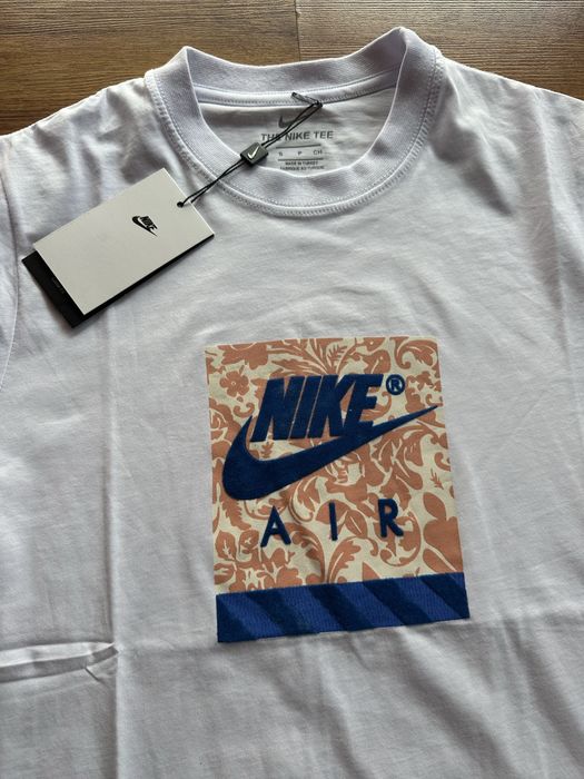 Мъжка,памучна,бяла тениска Nike с тъмно синьо лого