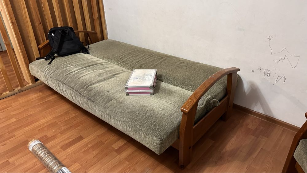 Диван с одним креслом деневянный.