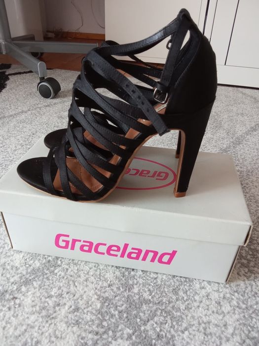 Vând sandale elegante