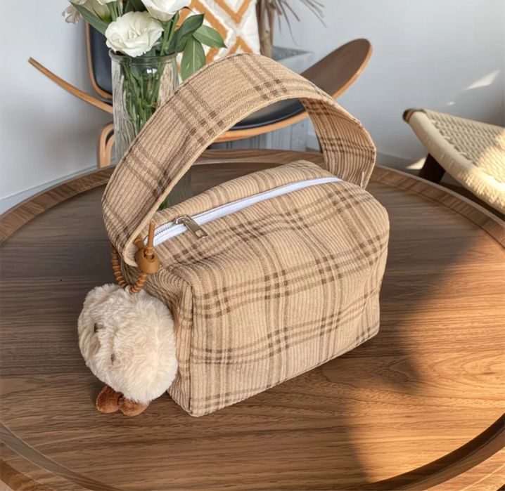 Женские сумки и косметички