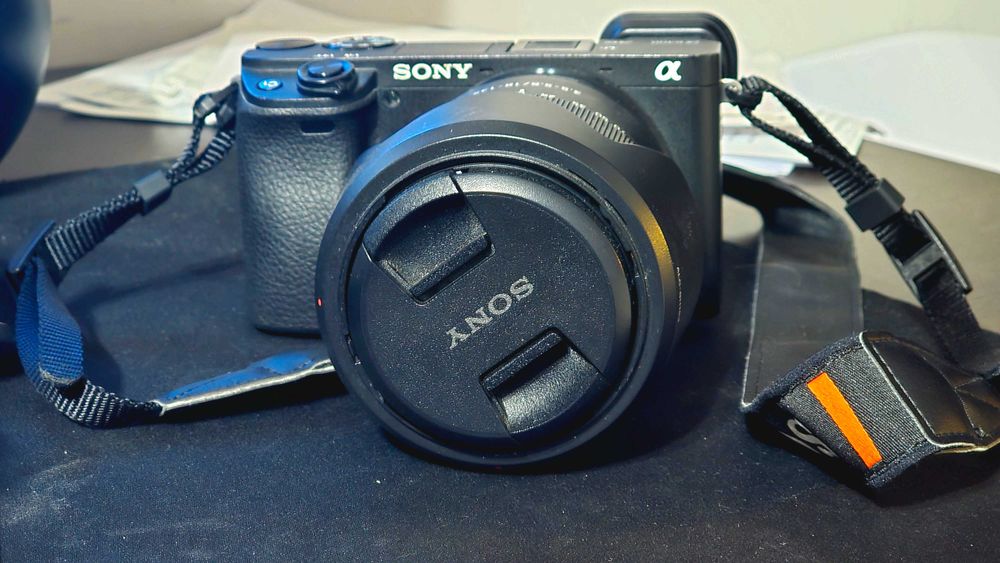 Camera Sony A6400 (+ obiective Sony 18-135mm, Sigma 56mm 1.4 + inele macro cu autofocus, 4 baterii, alte accesorii)