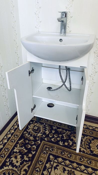 Раковина с тумбой краном и шлангами