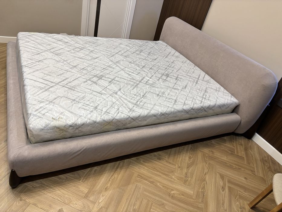 Новый кровать с матрасом