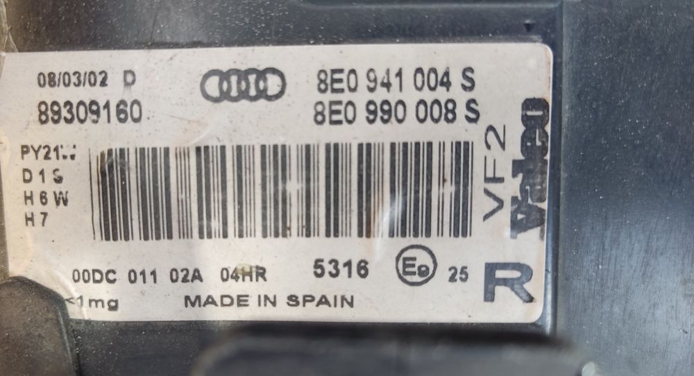 Оригинални ксенонови фарове Audi A4 B6 Valeo