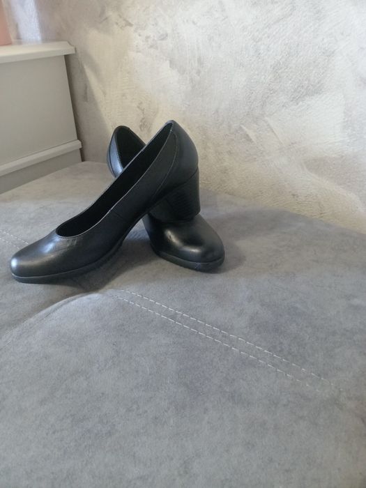 Продам женские туфли