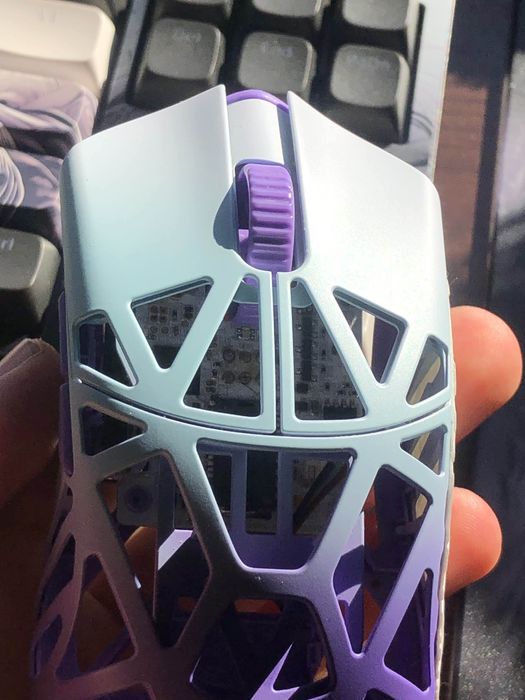 Продавам гейминг мишка WLMOUSE Beast X Mini – Violet