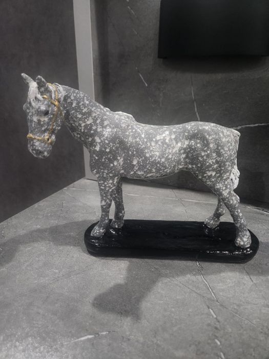 Статуэтки Лошадей новые в подарок !