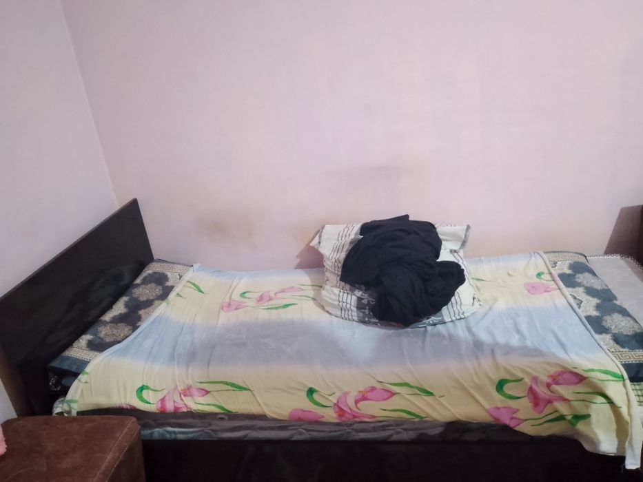 Продаю мебель один диван к нему два пуфика одна кровать и два кресла