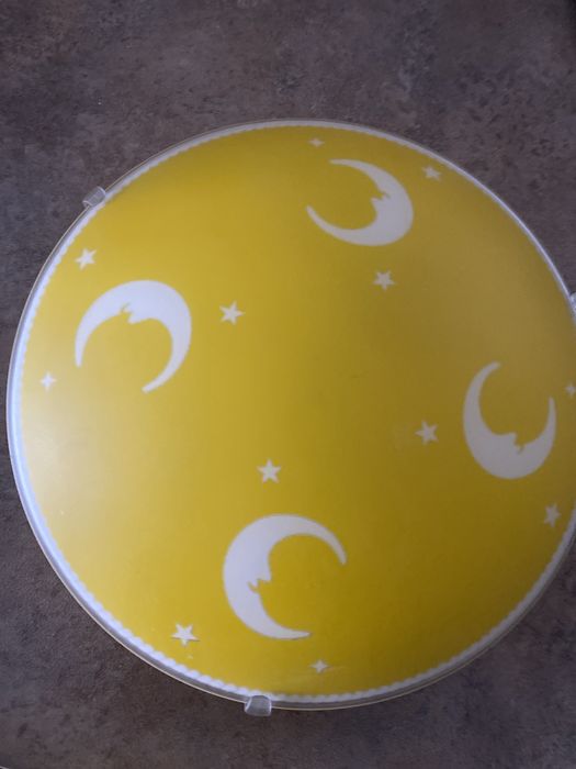 Плафон в жълто, осветително тяло  детска