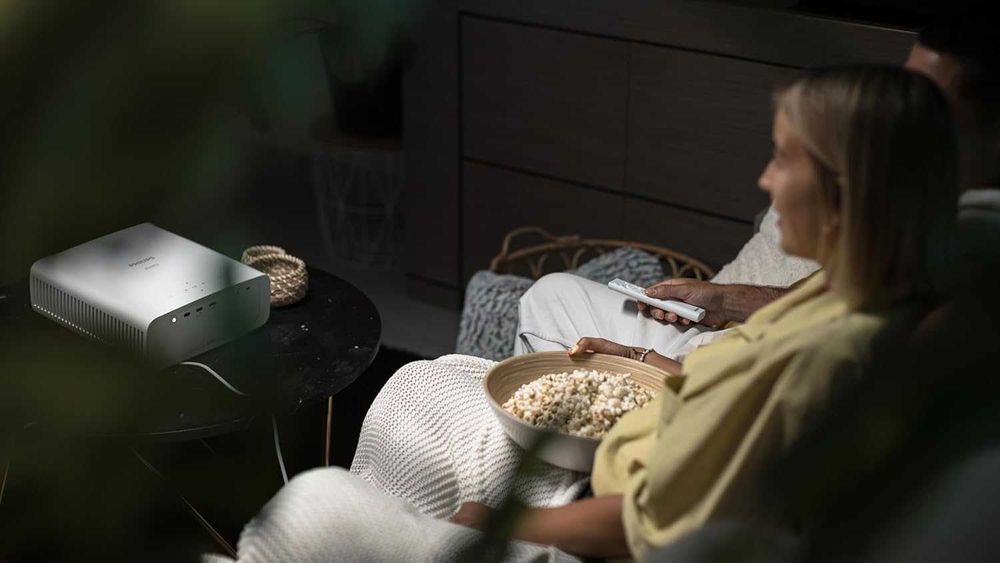 Нов проектор Philips NPX750 Full HD LED – много тих