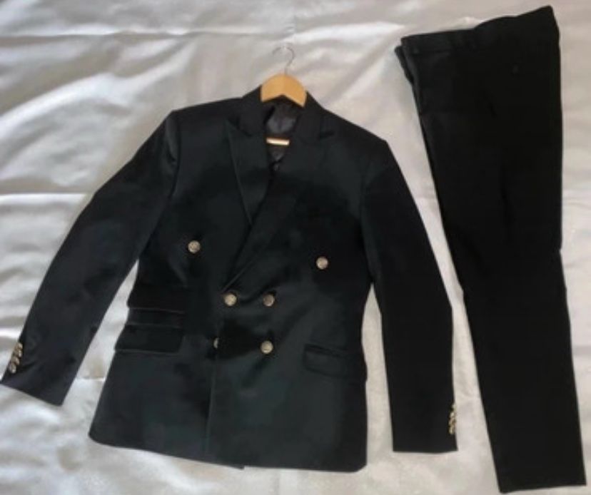 Costum elegant cu două rânduri de nasturi