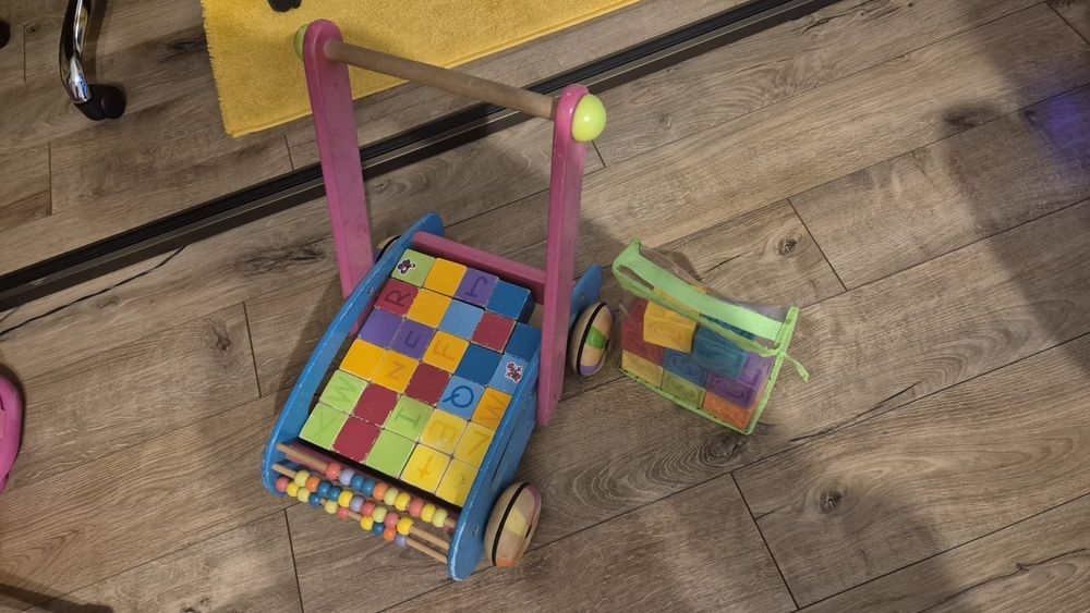 Vând antemergator si cuburi de construit