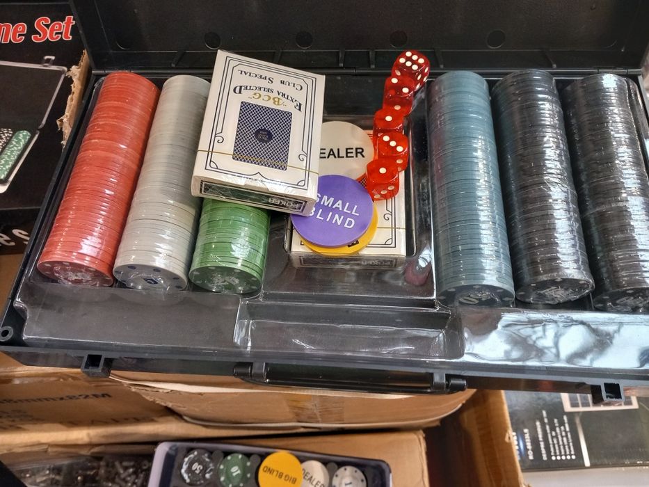 Set poker 300 jetoane imprimate din plastic, carti, zar, chips. Nou!