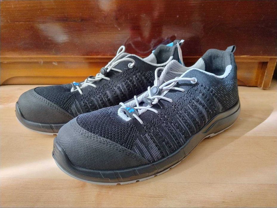 Чисто нови работни обувки със защитно бомбе отпред