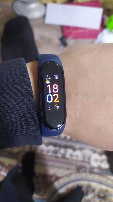 Mi band 5 va zaryadnik