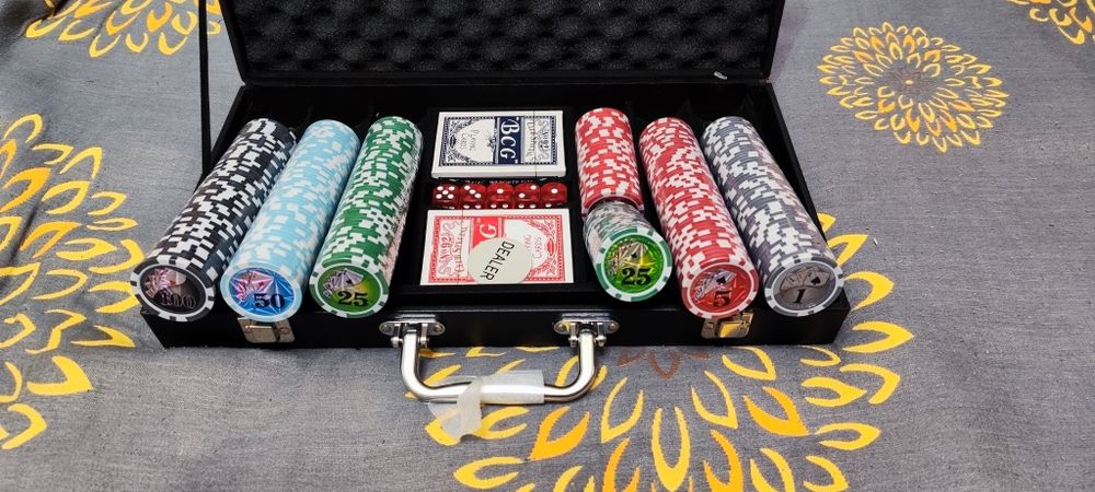 Покерный набор 300 фишек. Покер набор новый