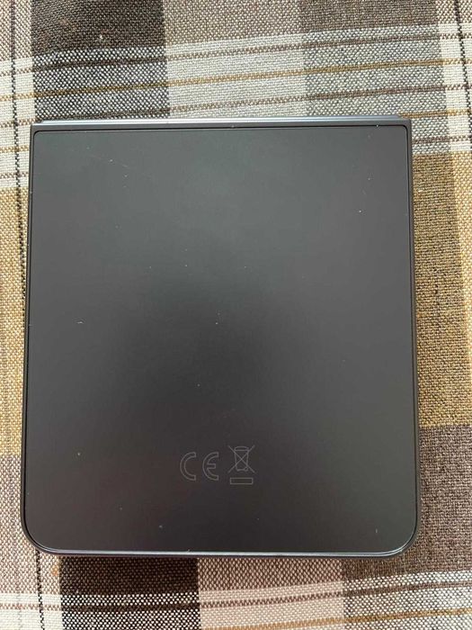 Продавам Samsung Galaxy Z Flip 7 256 GB използван 2 месеца